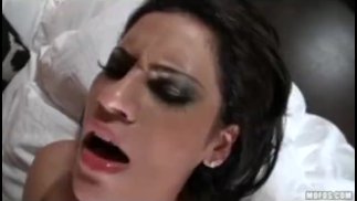 性感的年轻大山雀女同性恋青少年舔阴户和假阳具以获得性高潮