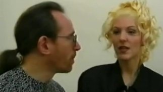 美丽的金发女郎亚历山德里亚·克利尔（Alexandria Clear）在热气腾腾的三人行中硬核