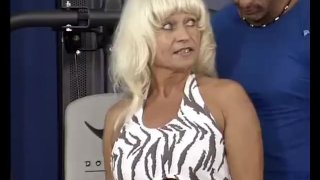 肌肉妈妈在健身房做爱