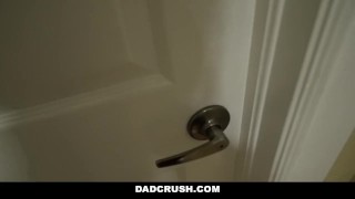 淫荡的教堂女孩被继父性交