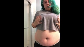 胖乎乎的青少年条纹和摆姿势