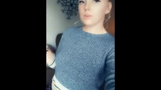 可爱的女孩闪现的山雀