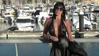 热辣的金发女郎不穿内裤，赤身裸体地在海港走路