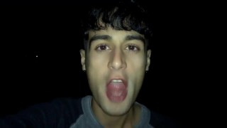 陌生人走开后，我咀嚼并吞下他的精液——在舌头上玩精液