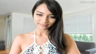 炫耀我修长的双腿和自慰 - 令人愉快的拥抱