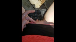 诺玛在甲板上撒尿弄得一团糟