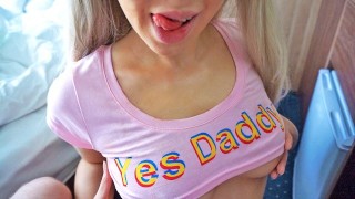 甜甜的继女在我工作的时候吮吸我的鸡巴