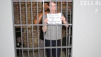 巨大的黑人在监狱里他妈的白鳍