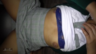 华丽的女学生从她的老师那里得到了一个很大的射精