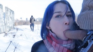 城市公园里一名少女学生的危险公开口交