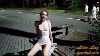 晚上在城市里裸体散步。完整版。穿连裤袜和不穿连裤袜。许多目击者。