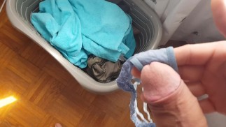 在她房间里洗衣的姐姐脏内裤里射精