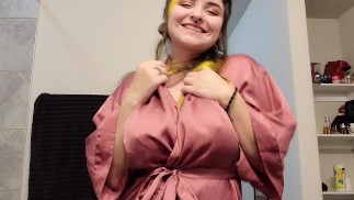 哥特女孩穿着丝绸长袍进行俏皮的脱衣舞