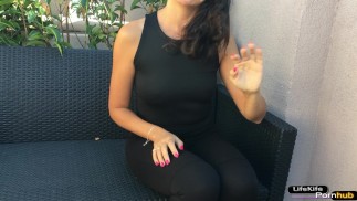 一个房地产经纪人乱搞一个客户。 俄罗斯视频与一个故事和对话