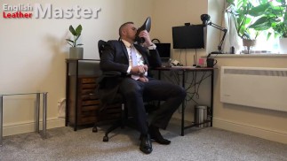 穿着西装打领带的 DILF 在网上会议前抽搐他未切割的鸡巴 射精在正式的鞋子上 预览