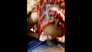 飞了一整天后，她迫不及待地想给我一个邋遢的头