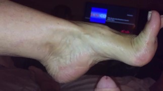 你的安阿姨也给了很棒的脚和精液