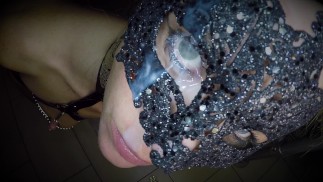 戴着面具的荷兰女孩吮吸大鸡巴，并接受眼睛面部护理，她的眼睛里充满了精液