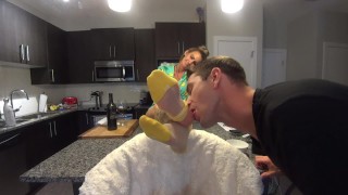 继母用性感尼龙鞋底勾引继子