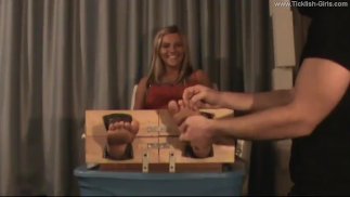 Olya Tickled in the Stocks - （部分剪辑）