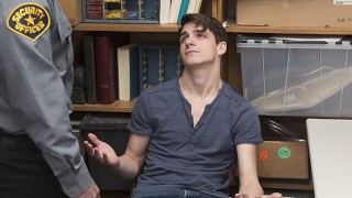 YoungPerps - 警察猛烈抨击嫌疑人的紧洞