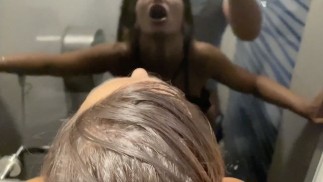 安吉拉娃娃 - 我在电影院里吮吸一个男人，让他在厕所里操我