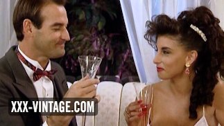 与丰满的莎拉·杨（Sarah Young）的性感庆祝活动