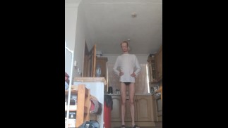 瘦小的少年炫耀他瘦小的长腿