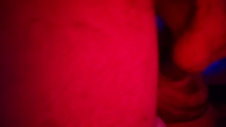 肌肉幼崽一边看电视一边给他的室友喂一大堆东西