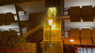 在Cap d'Agde，我在电梯和楼梯上爱抚自己