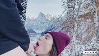 谈了很久的女朋友终于同意在有着绝妙景色的山顶给我吹箫