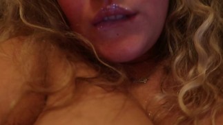 可爱的大胸部女孩手淫和抽烟特写