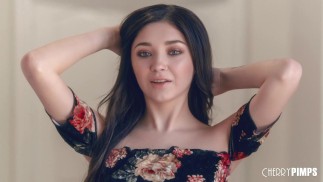 娇小的少女 Luna 喜欢舔球和吮吸鸡巴，然后他妈的女牛仔并把它当狗