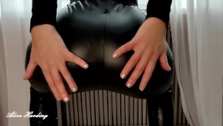 爱丽丝没有脱衣服，用皮裤扭动她的战利品，绑在高筒靴里