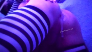 Femboy 弯下腰在他的屁股里射精