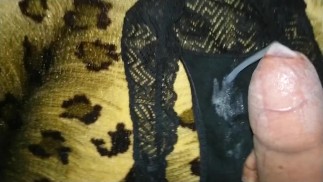 用女朋友脏兮兮的内裤顶掉并射在上面