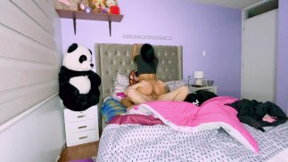 和我女朋友的电影之夜，我们第一次在我的房间里做爱