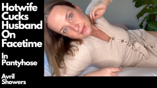 穿着连裤袜的辣妻被她的公牛射出，以多种方式性交，雄鹿在 facetime 上观看