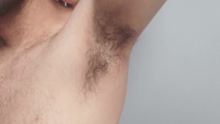 抓挠我毛茸茸的胸部和腋窝