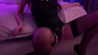 在多汁的口交后，她穿着紧身胸衣和吊袜带和黑色尼龙丝袜站着操她