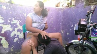 ayudo a mi hermanastra a lavar la moto y me hace un oral en la calle parte 2