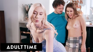 成人时间 - 室友 Paige Owens 和 Kay Lovely 玩带螺柱的脱衣舞泳池，并将他用作他妈的玩具！