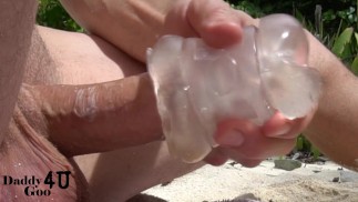 在海滩上用肉光快速射击猛烈抽搐公鸡