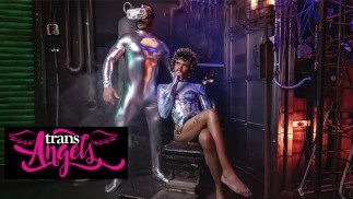 跨性别天使 - 可爱的家伙狄龙迪亚兹吮吸 Cloudy Vi 的鸡巴，让她的腿因兴奋而颤抖