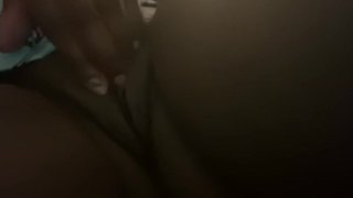 玩弄我湿漉漉的紧致阴户