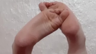 牵着我的手，让我们跳舞吧，看我的脚，跟着我