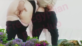 来自 Shubra El-Kheima 的 Dalal 在女人的盛宴当天被她儿子的朋友性交，而她戴着面纱并舒适地油炸