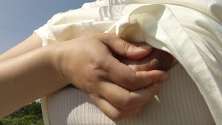 一个日本女人在散步♥️时偷偷露出她的胸部