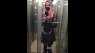 第一次出门打扮成女孩，后来在我的房间里自慰