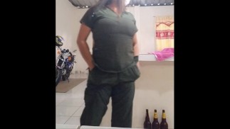 清洁工与她的老板交谈，并要求他带她在公寓里做爱